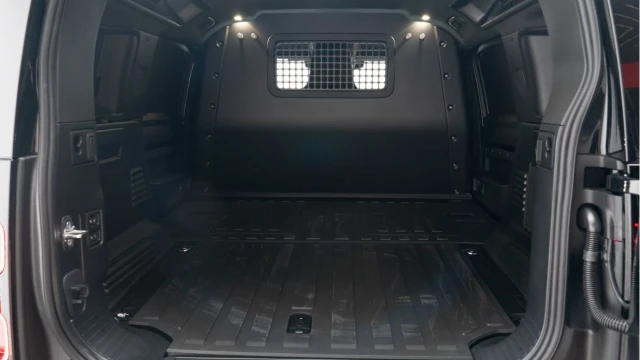 Land Rover Defender (25 Reg) 110 3.0 D350 X-Dynamic HSE Hard Top Commercial (3 Seat) (+VAT) Image 4