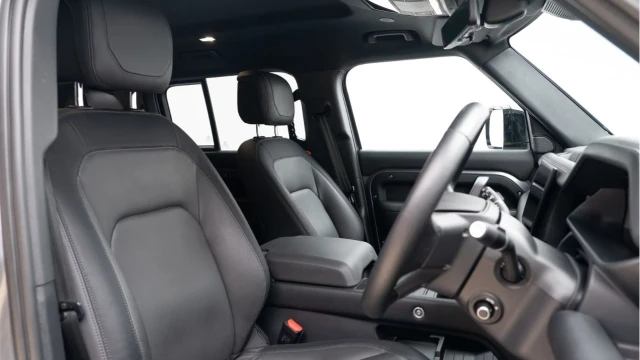 Land Rover Defender (23 Reg) 110 3.0 D300 X-Dynamic HSE Hard Top Commercial (5 Seat) (No VAT) Image 3
