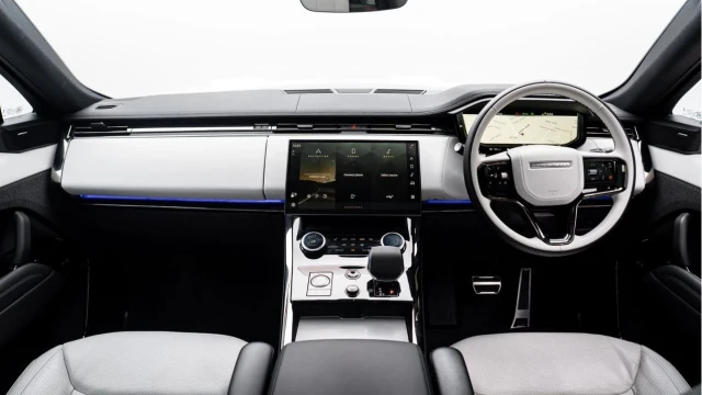 Land Rover Range Rover Sport (23 Reg) 3.0 D300 Dynamic SE (Black Pack) Image 2