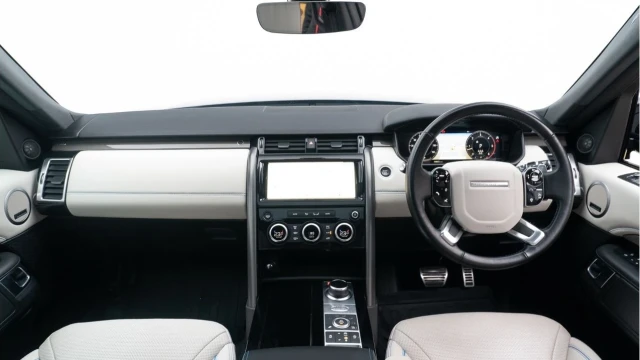 Land Rover Discovery (70 Reg) 3.0SD6 HSE Luxury Image 2