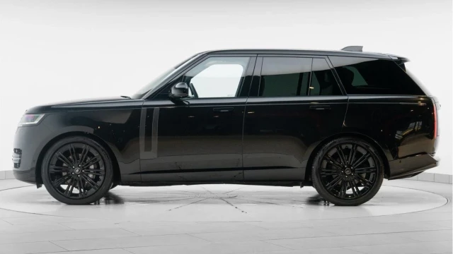 Land Rover Range Rover (23 Reg) 3.0 D300 SE (Shadow Pack) Image 4
