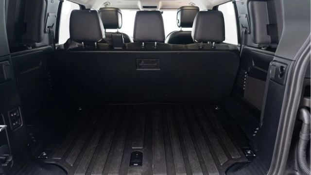 Land Rover Defender (23 Reg) 110 3.0 D300 X-Dynamic HSE Hard Top (5 Seat) (+VAT) Image 4