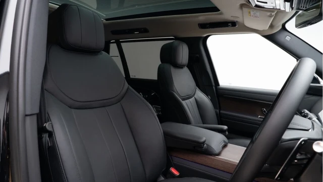 Land Rover Range Rover (25 Reg) 3.0 D350 HSE LWB 7 Seat (Shadow Pack) (VAT Q) Image 3