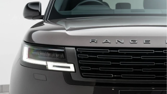Land Rover Range Rover (72 Reg) 3.0 D300 SE (Shadow Pack) Image 8