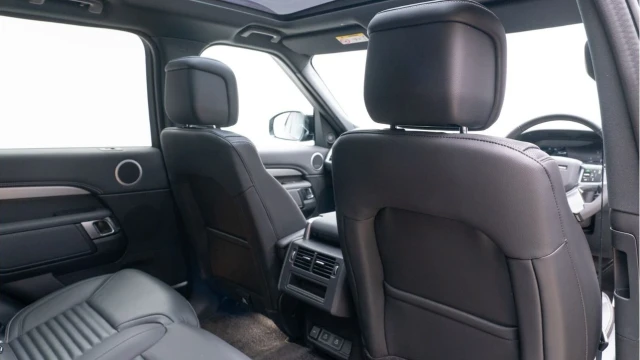 Land Rover Discovery (74 Reg) 3.0 D350 Dynamic SE (URBAN Styling) Image 8