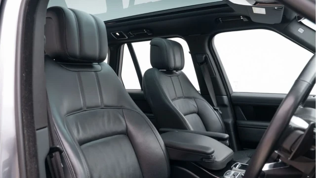 Land Rover Range Rover (70 Reg) 4.4 SDV8 Vogue SE Image 3
