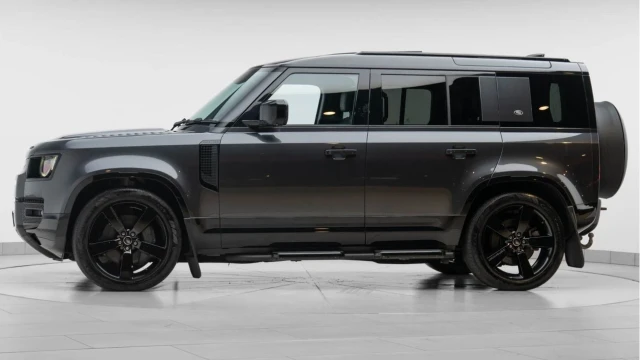 Land Rover Defender (23 Reg) 110 3.0 D300 X-Dynamic HSE (Black Pack) Image 4