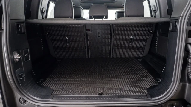 Land Rover Defender (75 Reg) 110 3.0 D350 X-Dynamic HSE (VAT Q) Image 8