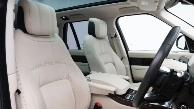 Land Rover Range Rover (71 Reg) 2.0 P400e Vogue Hybrid Image 3