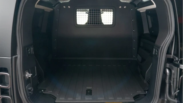 Land Rover Defender (24 Reg) 90 3.0 D250 HSE Hard Top Commercial (3 Seat) (Bespoke URBAN) (+VAT) Image 4