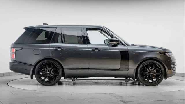 Land Rover Range Rover (70 Reg) 3.0 SDV6 Vogue SE (Black Pack) Image 8