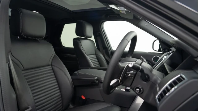 Land Rover Discovery (24 Reg) 3.0 D300 Dynamic SE Image 3