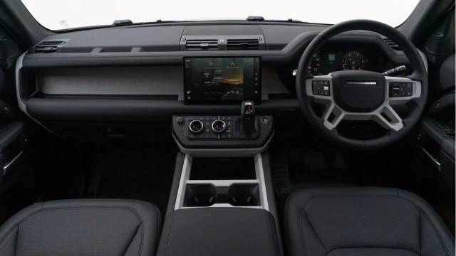 Land Rover Defender (74 Reg) 110 3.0 D250 X-Dynamic SE (7 Seat) (2025 Model) Image 3