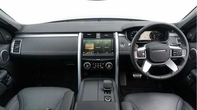 Land Rover Discovery (74 Reg) 3.0 D300 Dynamic SE Image 2