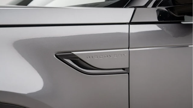 Land Rover Discovery (74 Reg) 3.0 D350 Dynamic SE Image 8
