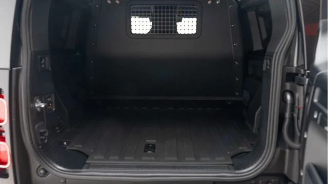 Land Rover Defender (25 Reg) 90 3.0 D350 X-Dynamic HSE Hard Top Commercial (3 Seat) (+VAT) Image 4