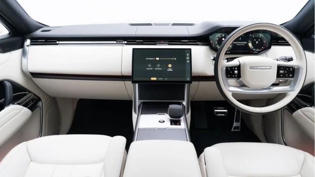 Land Rover Range Rover (74 Reg) 3.0 D350 HSE LWB 7 Seat (VAT Q) Image 2