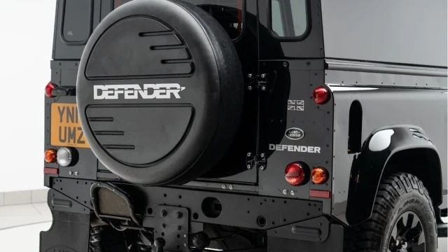 Land Rover Defender (15 Reg) 90 2.2TD XS Hard Top (No VAT) Image 6