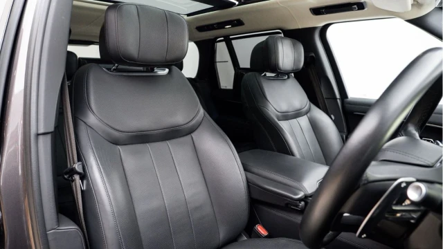 Land Rover Range Rover (72 Reg) 4.4 V8 P530 First Edition (Shadow Pack) Image 3