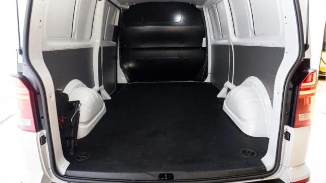Volkswagen Transporter (24 Reg) T32 2.0 BiTDI Sportline LWB (+VAT) Image 4