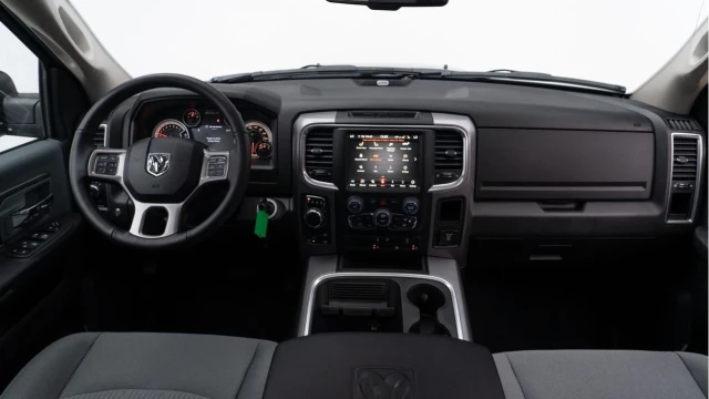 Dodge RAM 1500 (25 Reg) 5.7 V8 HEMI Classic SLT (VAT Q) Image 2