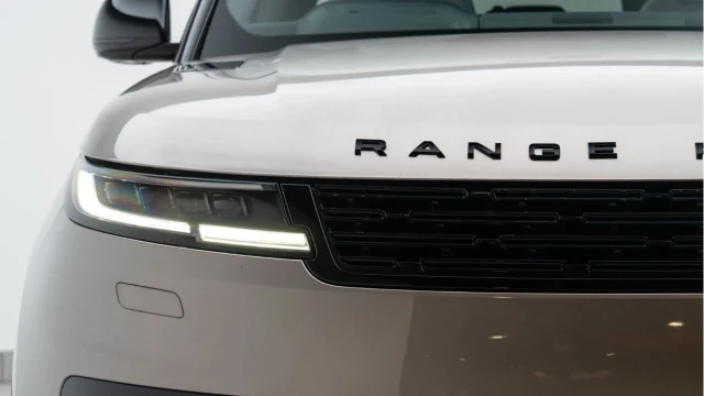 Land Rover Range Rover Sport (23 Reg) 3.0 D300 Dynamic SE (Black Pack) Image 8