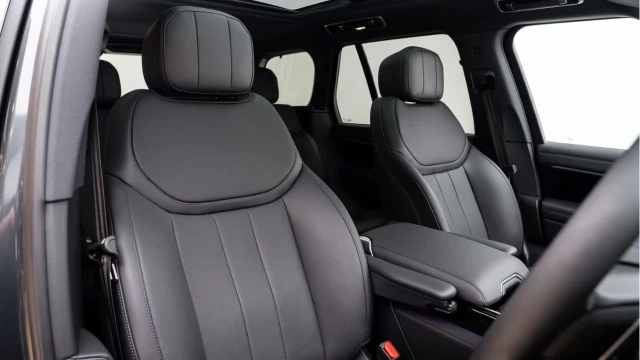 Land Rover Range Rover (75 Reg) 3.0 D300 Edition Image 3