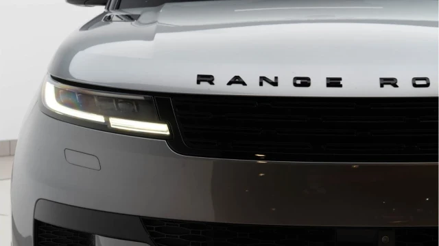 Land Rover Range Rover Sport (23 Reg) 3.0 D300 Dynamic SE (Black Pack) Image 8