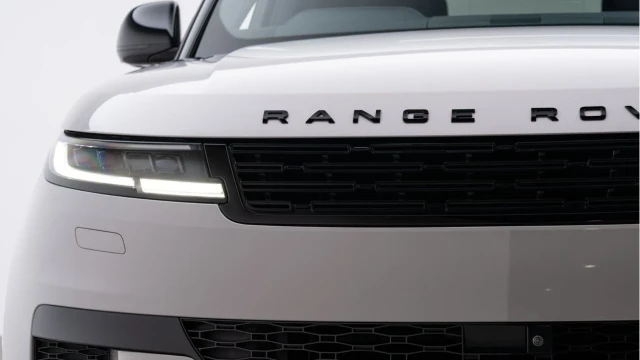 Land Rover Range Rover Sport (23 Reg) 3.0 D300 Dynamic SE (Black Pack) Image 8