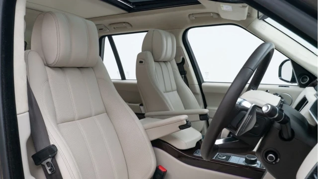 Land Rover Range Rover (65 Reg) 4.4 SDV8 Autobiography Image 3