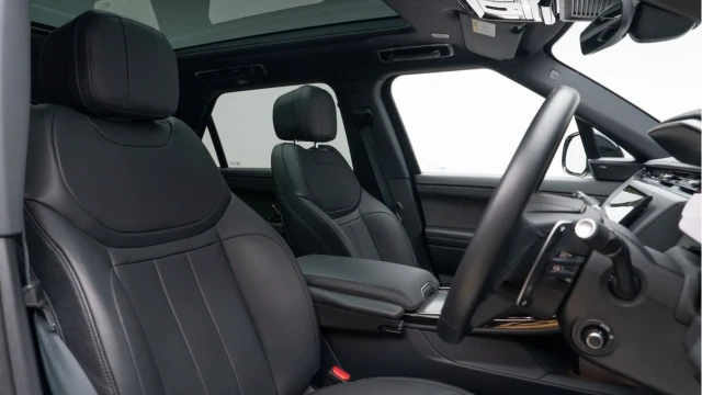 Land Rover Range Rover Sport (23 Reg) 3.0 D300 Dynamic SE (Black Pack) Image 3