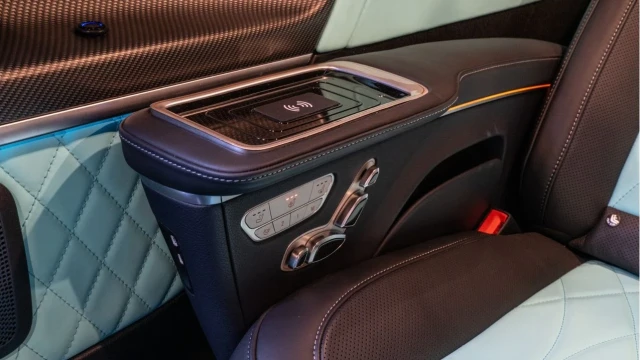 Mercedes-Benz V Class (73 Reg) V300 2.0D AMG Line XL (Silk Jet) Image 6