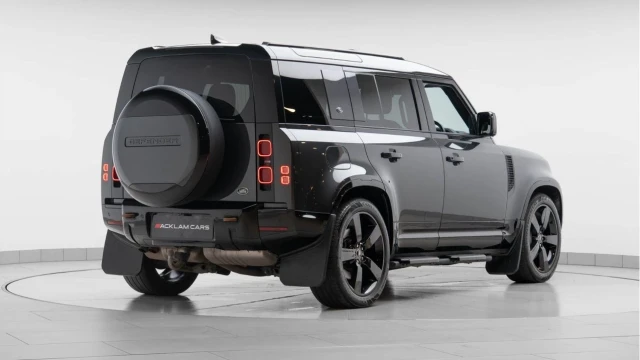 Land Rover Defender (23 Reg) 110 3.0 D300 X-Dynamic HSE (Black Pack) Image 6