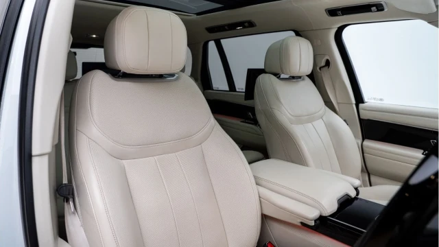 Land Rover Range Rover (23 Reg) 4.4 V8 P530 Autobiography LWB (7 Seat) Image 3