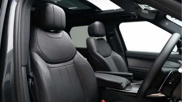 Land Rover Range Rover Sport (73 Reg) 3.0 D300 Dynamic SE (Black Pack) Image 3