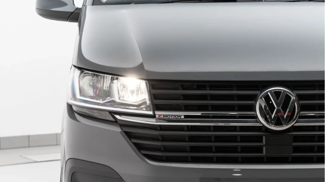 Volkswagen Transporter (21 Reg) T32 2.0 Bi-TDI Highline Kombi 4Motion (+VAT) Image 8