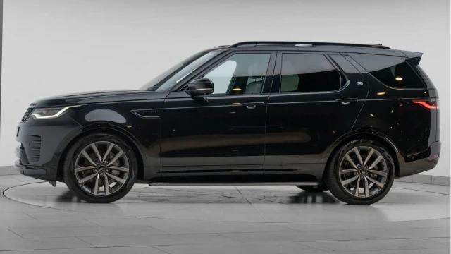 Land Rover Discovery (74 Reg) 3.0 D300 Dynamic SE Image 4