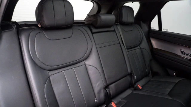 Land Rover Range Rover Sport (72 Reg) 3.0 P440e Dynamic SE Hybrid (Black Pack) Image 4
