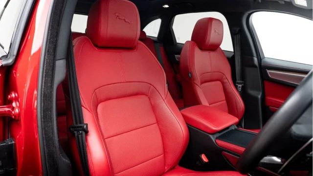 Jaguar F-pace (23 Reg) 3.0 D300 R-Dynamic SE (Black Pack) Image 3