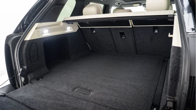 Land Rover Range Rover (75 Reg) 3.0 D300 Edition Image 8