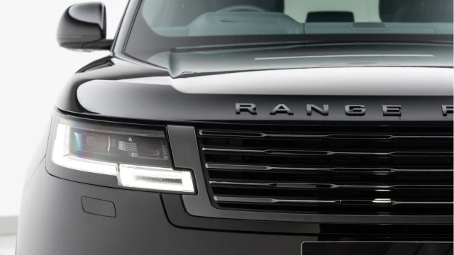 Land Rover Range Rover (73 Reg) 4.4 V8 P615 SV Image 8