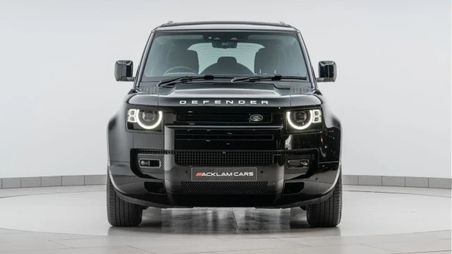 Land Rover Defender (74 Reg) 110 2.0 P400e XS Edition Hybrid (Black Pack) Image 6