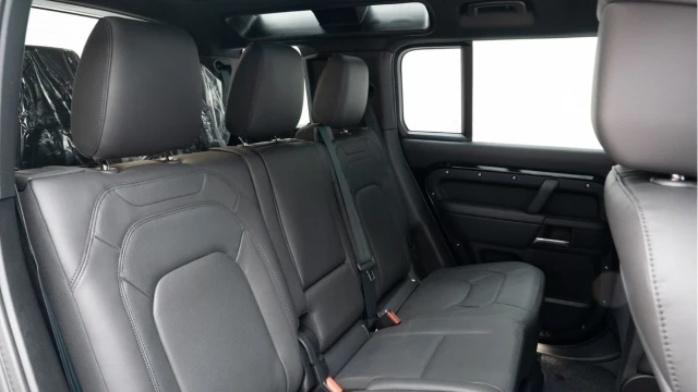 Land Rover Defender (25 Reg) 110 3.0 D350 X-Dynamic HSE (7 Seat) (Bespoke) Image 6