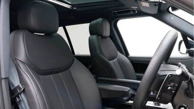 Land Rover Range Rover (75 Reg) 3.0 D300 Edition Image 4