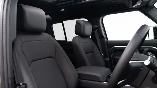 Land Rover Defender (74 Reg) 110 3.0 D350 X-Dynamic HSE (2025 Model) (Bespoke) (VAT Q) Image 3