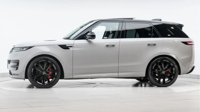 Land Rover Range Rover Sport (23 Reg) 3.0 D300 Dynamic SE (Black Pack) Image 4