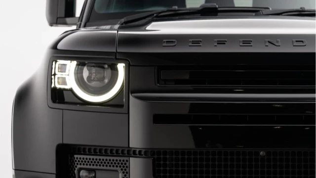 Land Rover Defender (72 Reg) 90 3.0 D250 X-Dynamic SE (Black Pack) Image 7