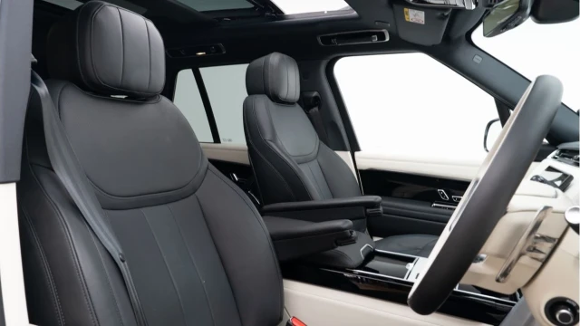 Land Rover Range Rover (74 Reg) 3.0 D300 HSE (Shadow Pack) Image 3