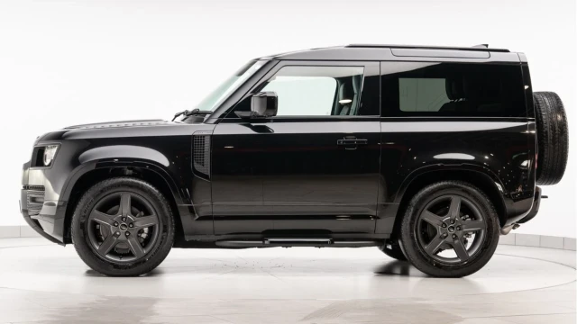 Land Rover Defender (74 Reg) 90 3.0 D250 X-Dynamic SE (6 Seat) (VAT Q) Image 4