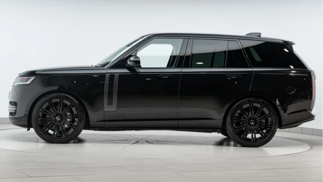 Land Rover Range Rover (74 Reg) 3.0 D300 HSE (Shadow Pack) Image 4